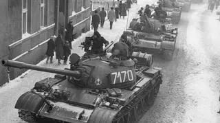 Kolumna czołgów T-55 na ulicach Zbąszyna (Fot. J. Żołnierkiewicz/Wikipedia)
