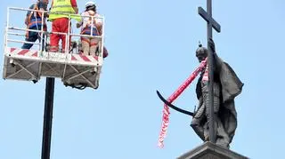 Kolumna Zygmunta w Warszawie w biało-czerwonych barwach 