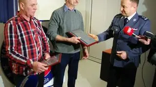 Komendant  podziękował dwóm mężczyznom, którzy uratowali ludzkie życie