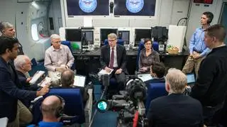 Konferencja prasowa na pokładzie E-4B w specjalnie przeznaczonej do tego celu sali. Na pokładzie jest miejsce dla kilkunastu dziennikarzy
