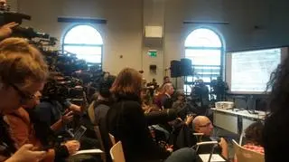 Konferencję relacjonuje kilkadziesiąt stacji telewizyjnych