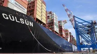 Kontenerowiec ma prawie 400 metrów długości i ponad 60 metrów szerokości