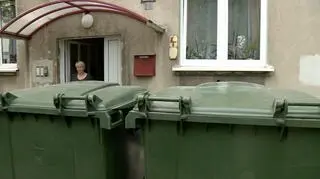 Kontenery ze śmieciami pojawiły się na ulicy - tuż pod oknami