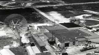 Kontrola lotów programu Mercury na Cape Canaveral. Był to prowizoryczny budynek, określany przez pracowników barakiem. Dowód na gwałtowny rozwój NASA w pierwszych latach istnienia