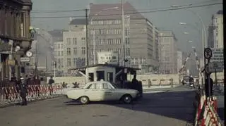 Kontrola  w Checkpoint Charlie z pojazdem policji wojskowej USA, w tle przejście graniczne Friedrichstrasse       