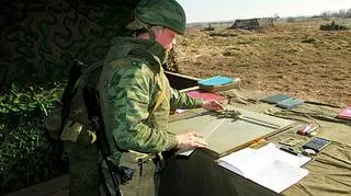 Koordynator ognia w rosyjskim wojsku. Jak widać linijka, kartka, ołówek i matematyka są nieodłączne
