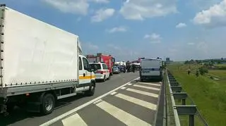 Korek na A4 po wypadku busów