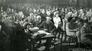 Korespondenci prasowi oraz publiczność obserwująca proces Arthura Greisera przed Najwyższym Trybunałem Narodowym