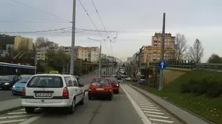 Korki w drodze na Cmentarz Witomiński w Gdyni