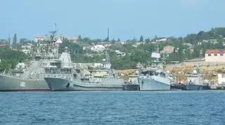 Korweta Tarnopol stoi zacumowana druga od prawej. Zdjęcie archiwalne