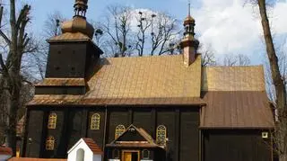 Kościół w Łososinie Dolnej po wymianie pokrycia dachu