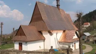 Kościół w Nowym Rybiu w trakcie wymiany pokrycia dachu