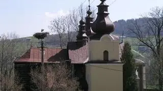 Kościół w Ropie po konserwacji pokrycia dachu