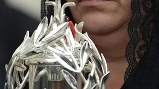 Kostarynkanka Floribeth Mora Diaz of Costa Rica, której ozdrowienie przypisano cudowi związanemu ze wstawiennictwem Jana Pawła II. W rękach trzyma relikwię - krew Jana Pawła II