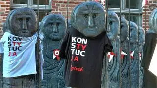 Koszulki z napisem ""KonsTYtucJA, Jędrek" na posągach bab pruskich w Olsztynie