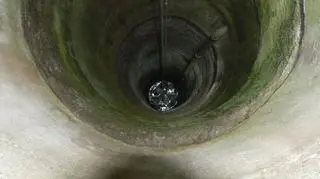 Koza utknęła w 11-metrowej studni
