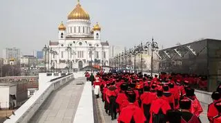 Kozacy zmierzający do cerkwi. Prawosławie to ważny element tradycji