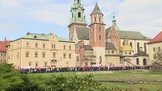 Krakowianie oraz turyści wspólnie odśpiewali hymn Polski