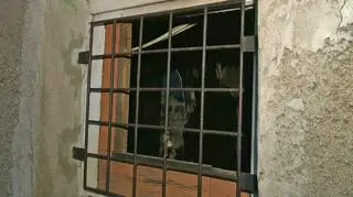 Krata w oknie escape roomu. Nastolatki znalazły się w pułapce