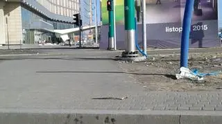 Krawężnik na rondzie Kaponiera, platform nadal nie ma