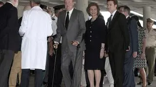 Król Juan Carlos i królowa Sofia w Szpitalu Klinicznym w Santiago de Compostela