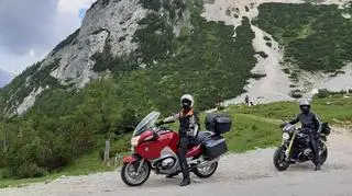 Krzysztof Skowron (na bordowym motocyklu) we Włoszech