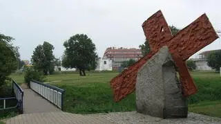 Krzyż postawiony na pamiątkę Michała Adamowicza, który został zastrzelony na pobliskim mostku