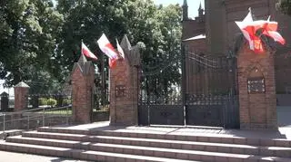 Krzyż stanie obok kościoła?