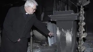 Ks. Wiesław Niewęgłowski, duszpasterz Środowisk Twórczych, pokazuje szkody, jakie wyrządził ogień