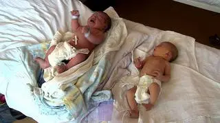 Ksawery (po lewej) obok starszej o dwa dni Oliwii 