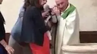 Ksiądz uderzył niemowlę podczas chrztu.