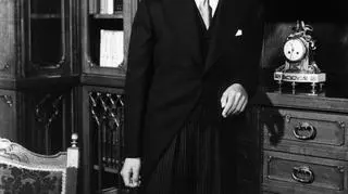 Książę Akihito przed ceremonią Rittaishi-no-Rei, na której oficjalnie ogłoszono go następcą tronu. Tokio, listopad 1952