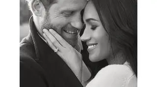 Książę i Markle zdjęciami chcieli uczcić zaręczyny