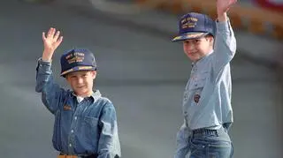 Książę William (9 lat) z  młodszym bratem Harrym (7 lat)