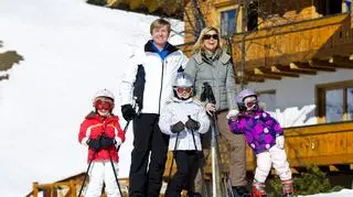 Książęca para z córeczkami (EPA)