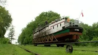 Kursujące po kanale statki na pewnych odcinkach "płyną po trawie"