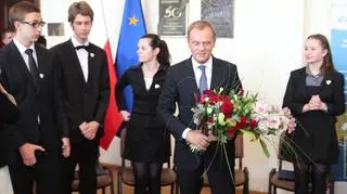 Kwiaty od licealistów Tusk chciał przekazać nastolatce