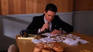 Kyle MacLachlan, czyli agent Dale Cooper, kocha w serialu kawę, pączki i nagrywanie swoich myśli na mały dyktafon