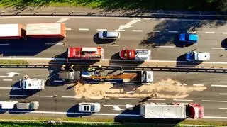Land rover uderzył od tyłu w opla, który wbił się w ciężarówkę z prętami