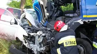  Land rover zahaczył jadący z przeciwka samochód ciężarowy man