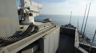 Laser umieszczono na prowizorycznym stanowisku na dachu mostka USS Ponce