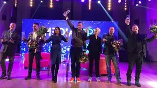 Laureaci MediaTorów ze statuetkami