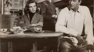 Lauren Bacall i John Wayne w filmie "Chiński szlak", 1955