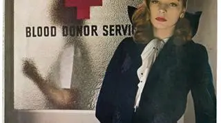Lauren Bacall jako modelka na okładce "Harper's Bazaar" w marcu 1943