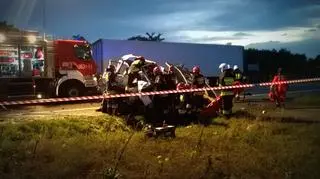 Laweta zjechała na przeciwny pas ruchu wprost pod tira