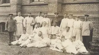 Lazaret w Mokrzeszowie na początku XX wieku. Nie wiadomo czy osoby na zdjęciu to obsługa szpitala czy pensjonariusze