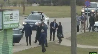 Lech Kaczyński w otoczeniu ochroniarzy