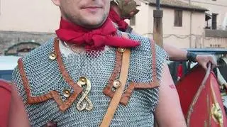 Legionista w kolczudze i z mieczem 