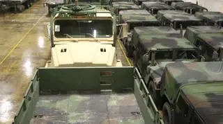 Lekkie pojazdy marines w jednej z norewskich jaskiń