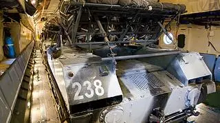 Lekkie transportery opancerzone BMD-2 gotowe do zrzucenia z pokładu Ił-76